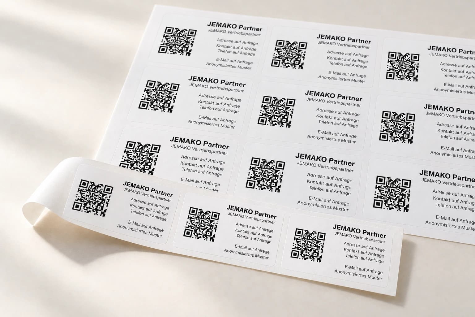 Produktansicht der originalen JEMAKO-Adressaufkleber mit neutralen Angaben und anonymisiertem QR-Muster