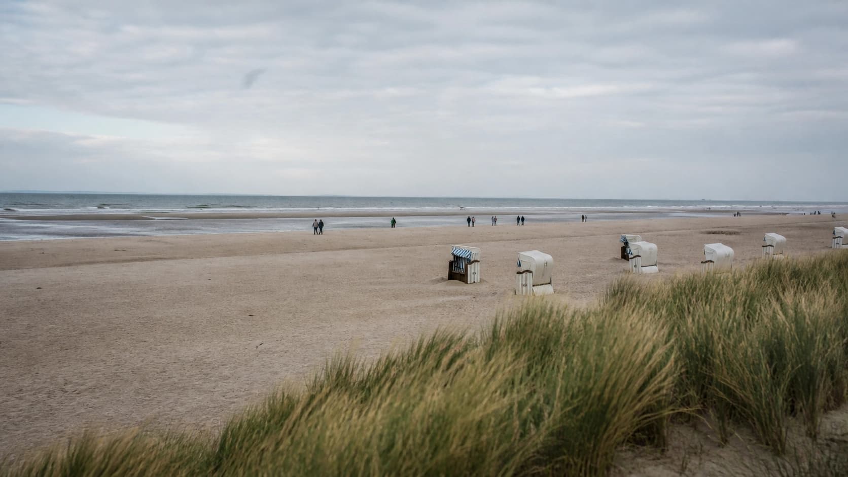 Nordseestrand mit Dünen als Herobild des Knöss-Relaunch-Stagings
