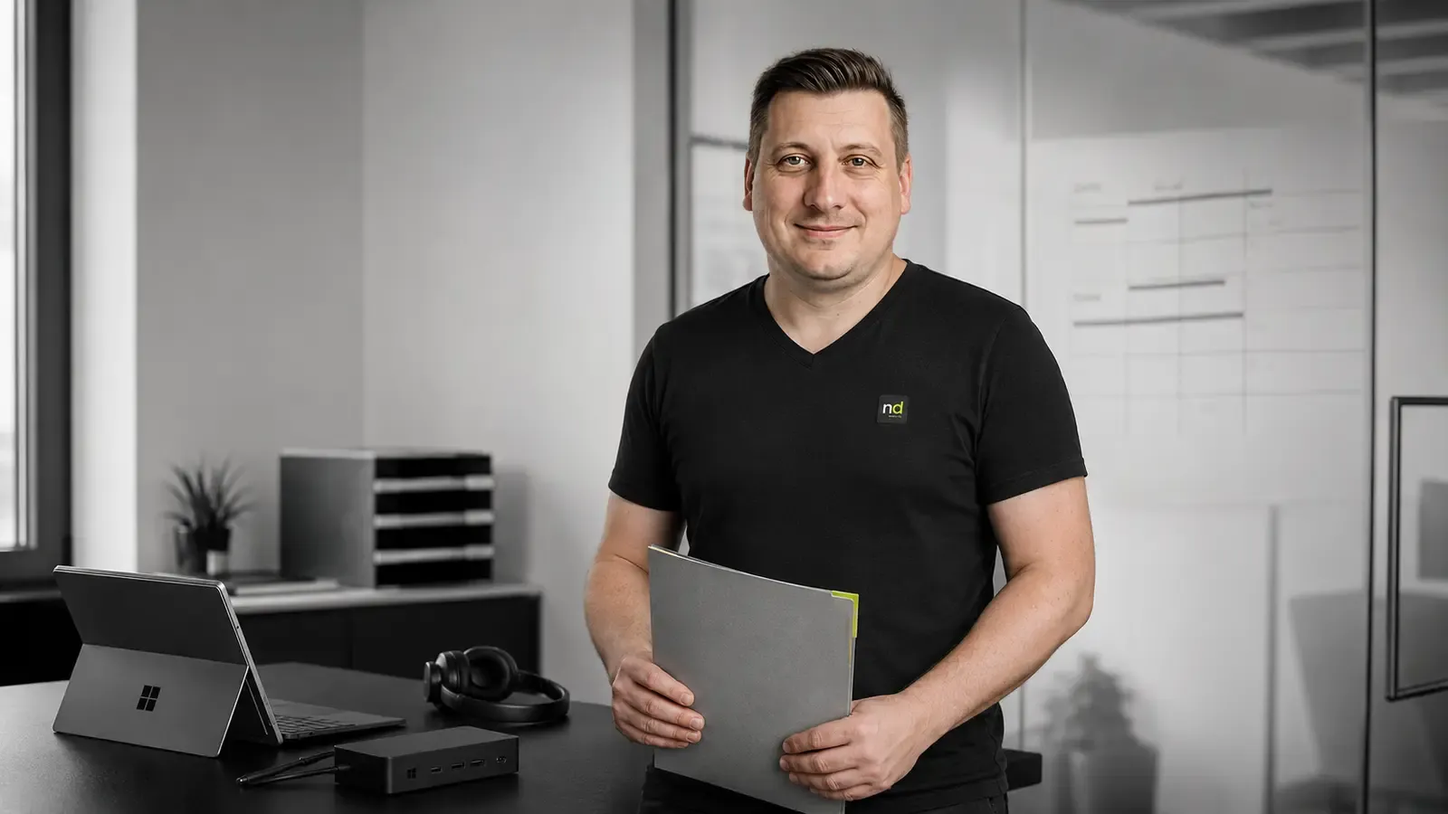 Christian Neidhart in einer modernen Microsoft-365-Arbeitsumgebung